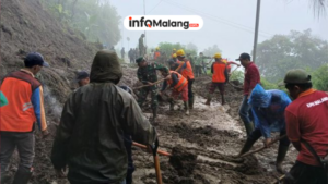 Petugas Mulai Bersihkan Longsor yang Menutup Jalur Wisata Bromo