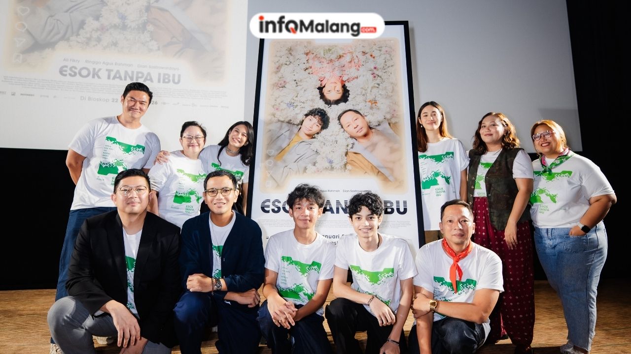 Film Esok Tanpa Ibu Merilis Official Trailer & Poster Haru nan Hangat, Menggambarkan Kerinduan Ayah dan Anak pada Sosok Ibu di Keluarga Saat Dian Sastrowardoyo Berubah Wujud Menjadi Kecerdasan Buatan