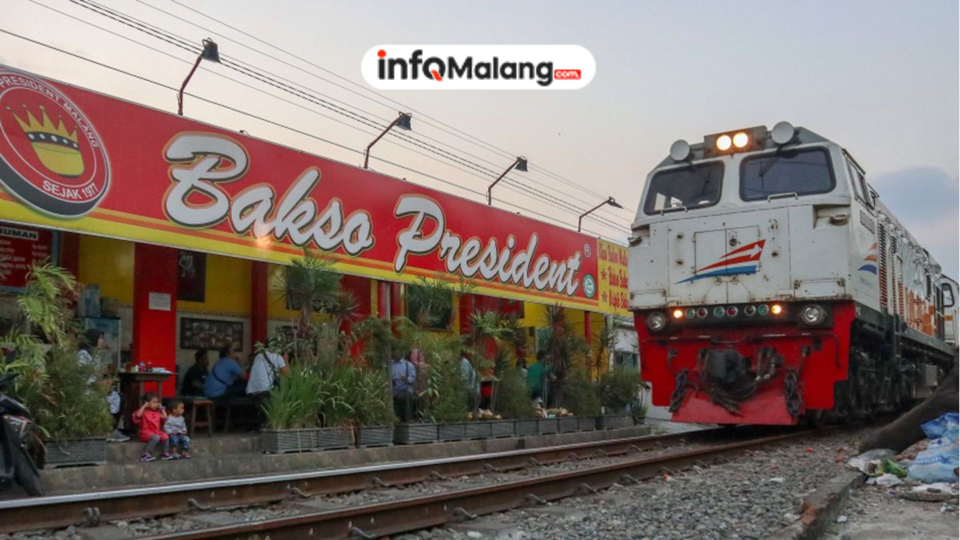 Luar Biasa! Ini 3 Sensasi Makan Bakso President Malang di Samping Rel Kereta Api