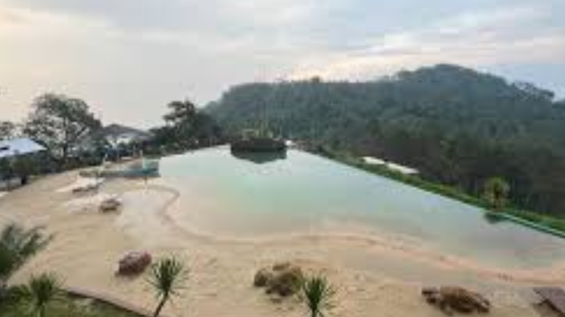 Sky Beach Trawas Sensasi Liburan Ala Pantai di Ketinggian 1300 Mdpl Mojokerto