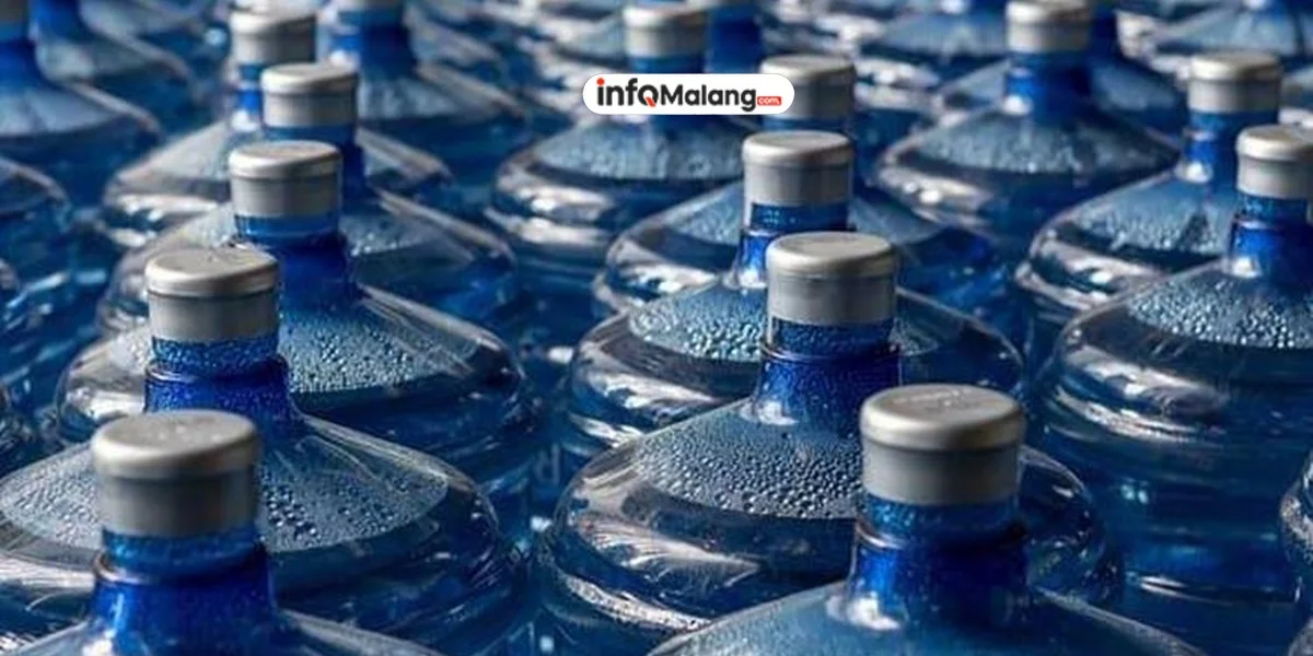 Air Minum Kemasan: Untung Besar di Tengah Badai Ekonomi?