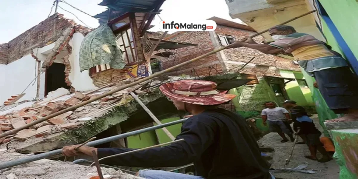 Akibat Longsor, Dua Rumah di Bibir Sungai Dinoyo Ambrol