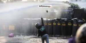 Aksi Solidaritas Demo di Depan Polresta Malang Kota Memanas, Bentrokan Pecah hingga Gas Air Mata Masuk ke RSSA