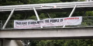 Aksi Solidaritas Mahasiswa Chulalongkorn University Thailand Pasang Banner untuk Demonstran Indonesia