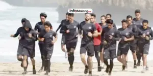Arema FC Maksimalkan Jeda Kompetisi dengan Latihan Fisik di Pantai Nganteb Malang
