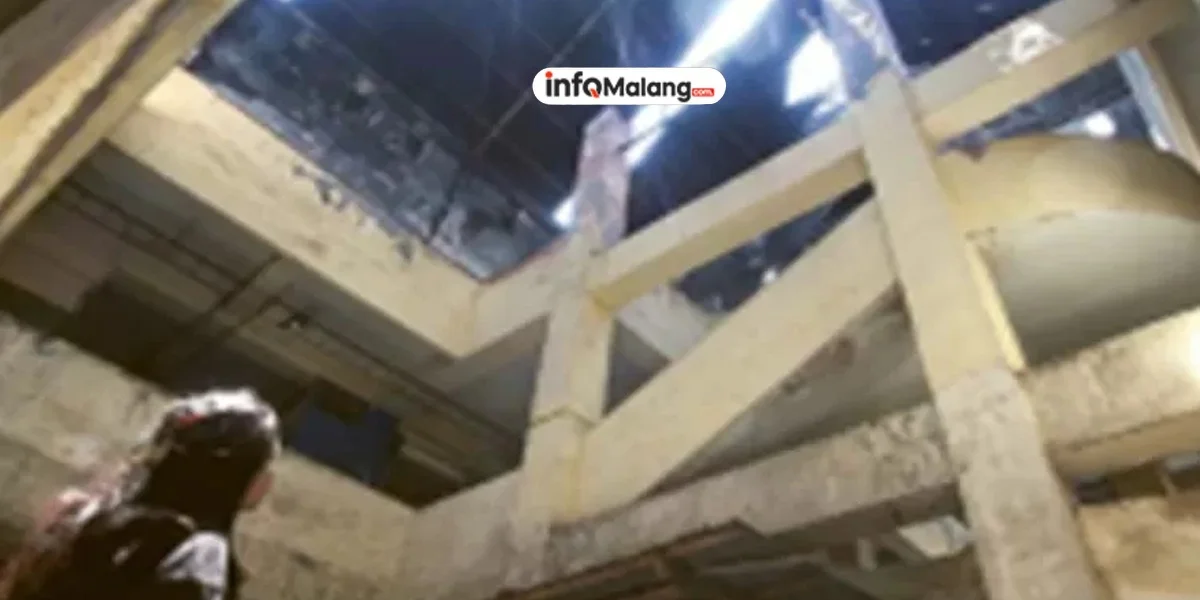 Atap Belum Diperbaiki, Pedagang Terpaksa Lindungi Dagangan di Pasar Comboran