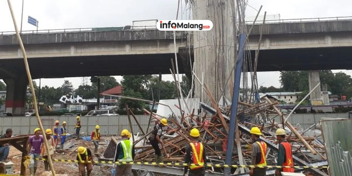 Banjir Robohkan Bekisting Proyek Jembatan Sutojayan, PU Malang Janjikan Perbaikan
