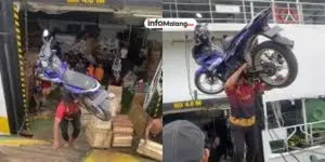 Bapak ini Angkat Sepeda Motor MX King Seberat 120 Kg dari Perahu, Bikin Netizen Terkesima