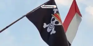 Bendera One Piece Berkibar di Belakang Truk yang Melintas di Kota Malang