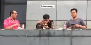 Bikin Emosi Pendemo, Tiga Orang ini Santai Makan Mie di Atas Gedung Kepolisian