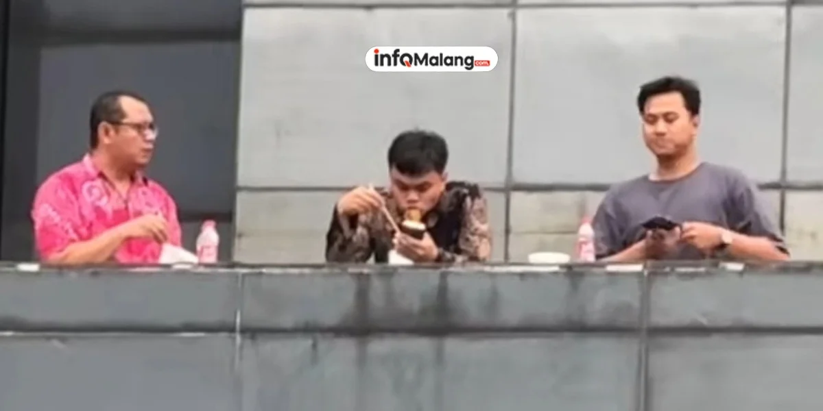 Bikin Emosi Pendemo, Tiga Orang ini Santai Makan Mie di Atas Gedung Kepolisian