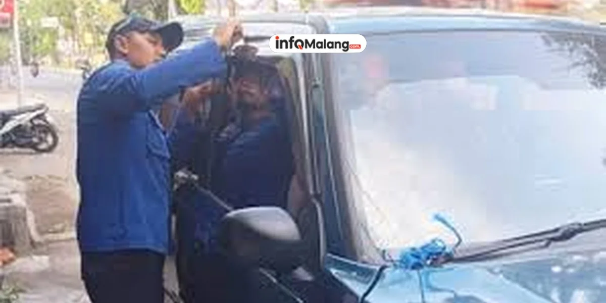 Bikin Panik! Kunci Mobil Tertinggal di Dalam, Damkar Malang Turun Tangan di Kepanjen