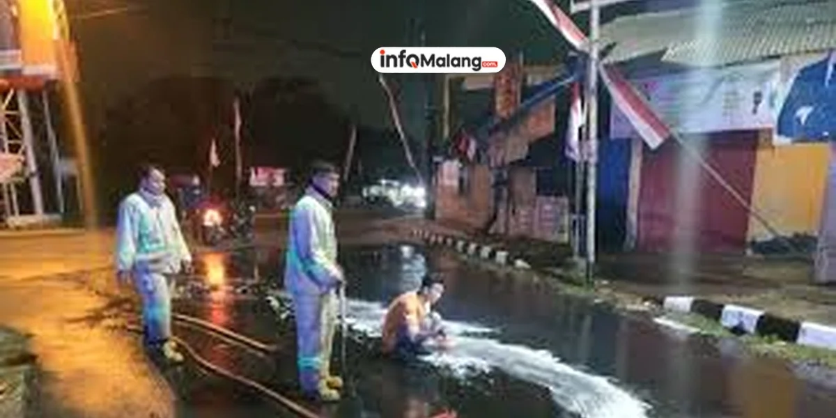 Damkar Kota Malang Bersihkan Tumpahan Oli di Jl. Merdeka Selatan yang Sebabkan Warga Terpeleset