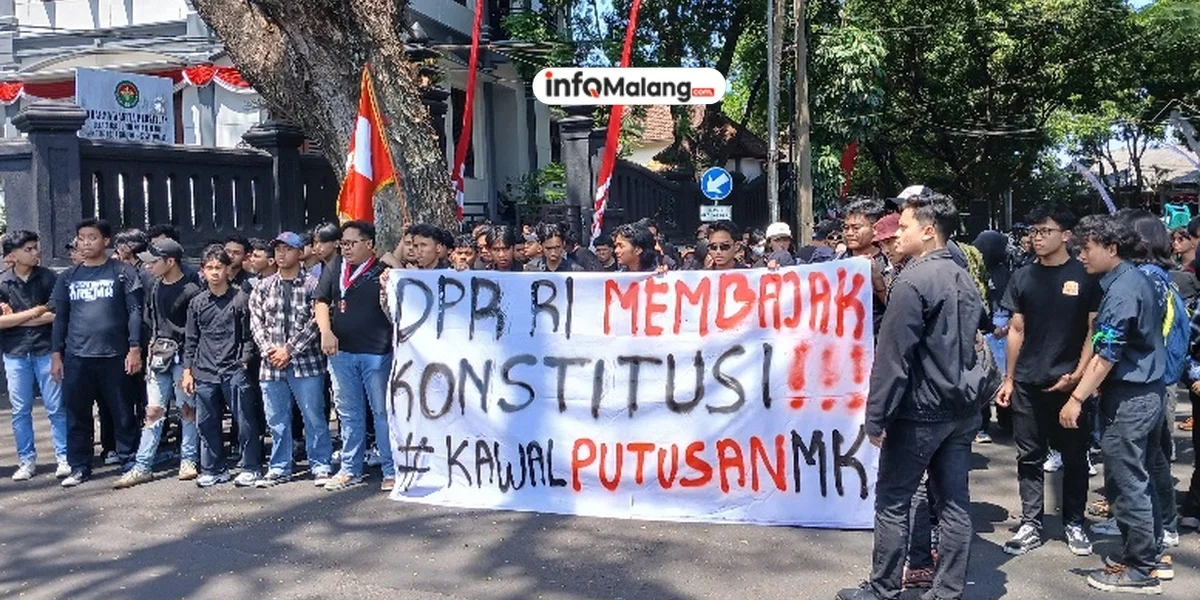 Demo Mahasiswa Kawal Putusan MK di Malang