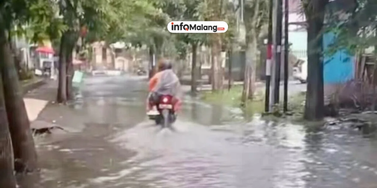 Jalan Bunga Coklat Terendam Banjir pada Minggu Sore