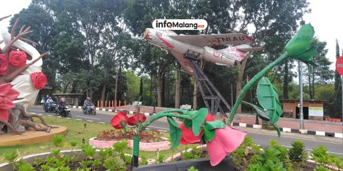 Jalan Raya Muharto di Kota Malang Mendadak Ambles Warga Selamat