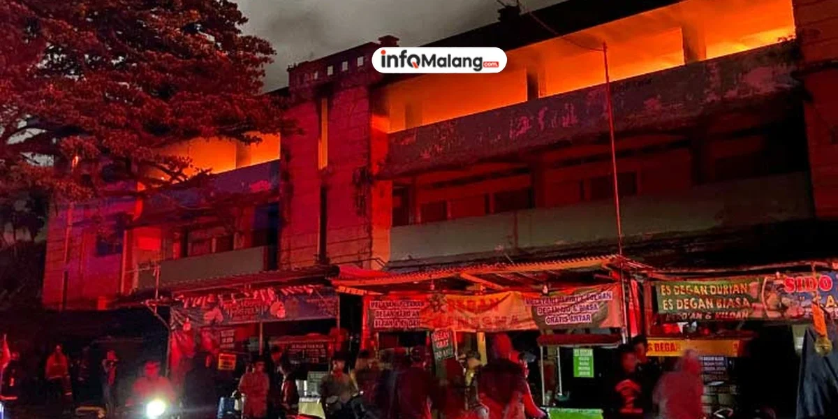 Kebakaran Hebat Melanda Pasar Comboran, Pemadam Kebakaran Terus Berupaya Mengendalikan Api