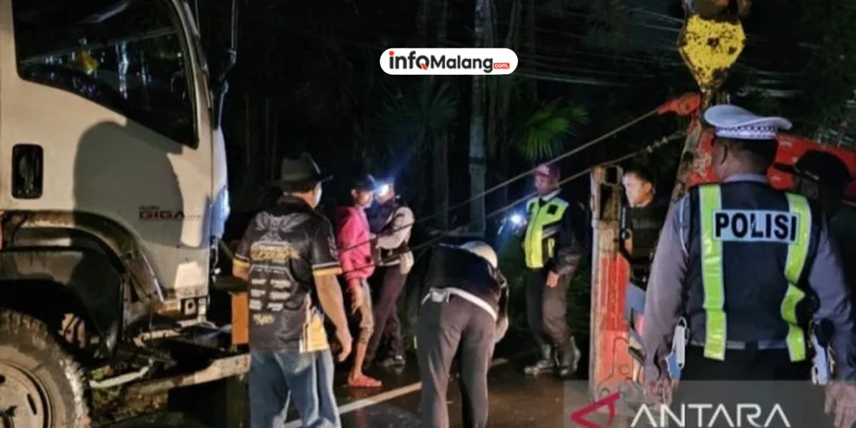 Kecelakaan Truk Tabrak Sepeda Motor di Kota Batu, Pengemudi Hilang Kendali