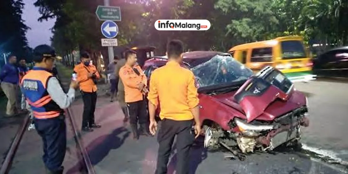 Kecelakaan di Jalan Kawi: Honda Jazz Oleng Akibat Pengemudi Mengantuk