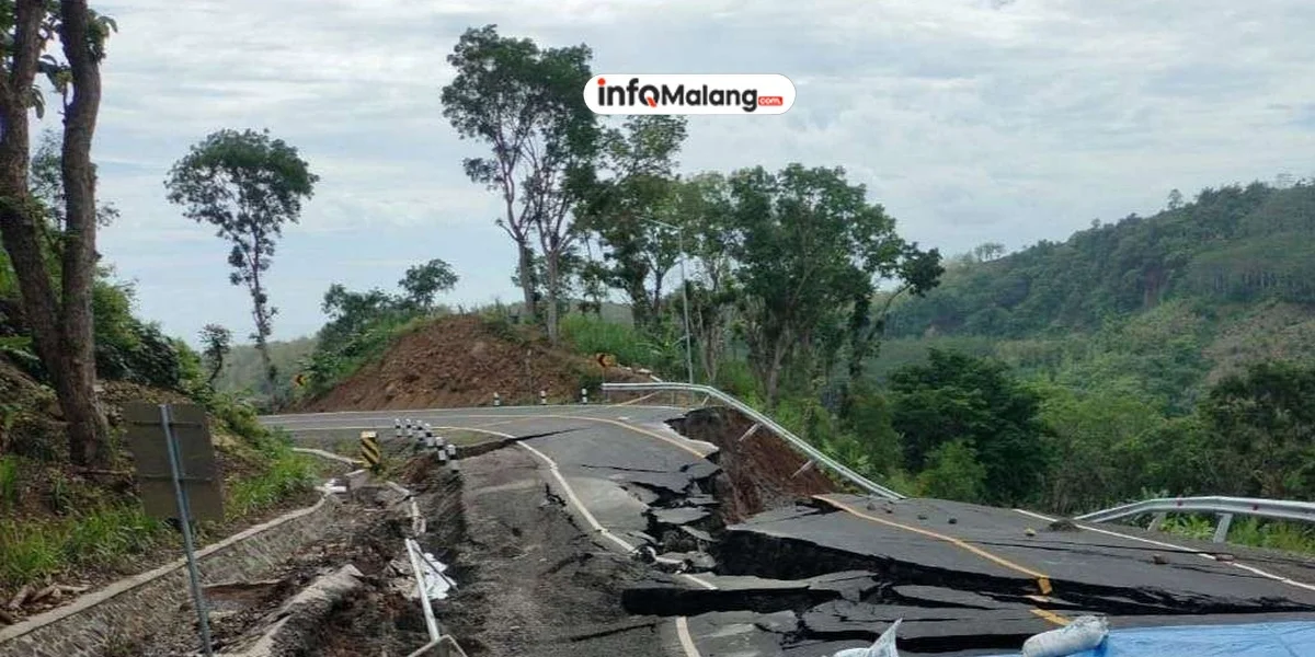 Longsor Tutup Total Jalur Lintas Selatan Kabupaten Malang
