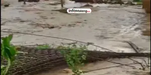 Luapan Air Akibat Hujan Deras Genangi Permukiman di Pakis Malang