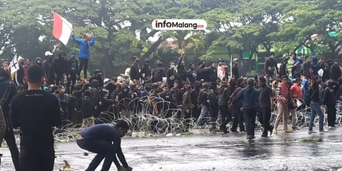 Massa Aksi di Malang Lempar Botol, Batu, dan Flare ke Gedung DPRD