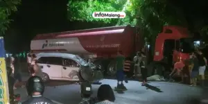Mobil Tabrak Lampu Hias di Kayutangan Heritage Kota Malang