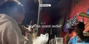 Momen Haru Cewek Ini Ajak Ngobrol Adik Tunarungu Pakai Bahasa Isyarat