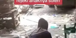 Momen Seorang Pengepul Temukan Belasan Amplop Berisi Uang