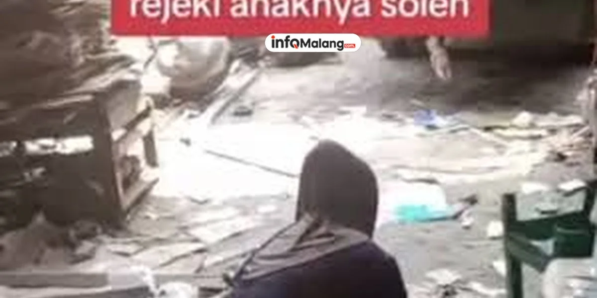 Momen Seorang Pengepul Temukan Belasan Amplop Berisi Uang