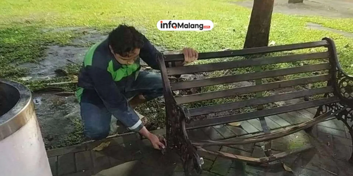 Oknum Tak Bertanggung Jawab Rusak Bangku Taman di Alun-Alun Merdeka