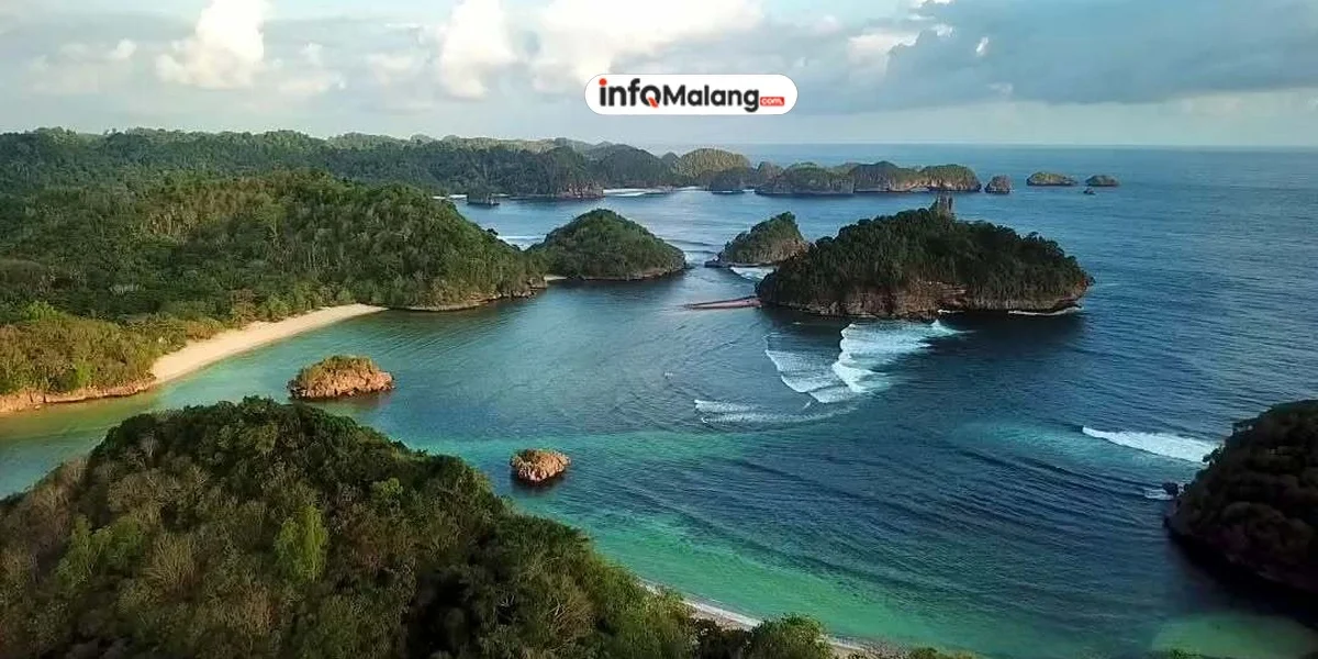 Pantai Teluk Asmara, dengan Panorama Pulau-Pulau Kecil