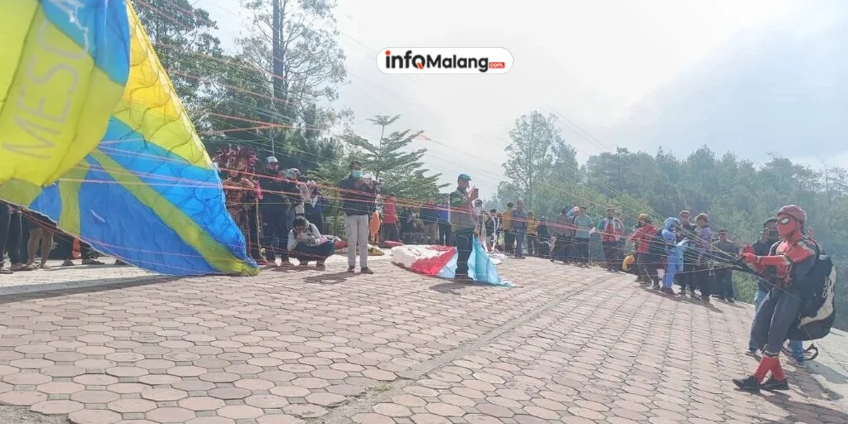 Paralayang Batu: Kostum Unik & Aksi Ekstrem Meriahkan Pembukaan Internasional!