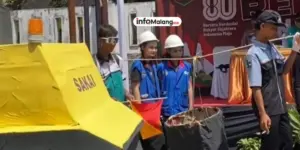 Peserta Karnaval di Trenggalek Unjuk Aksi Perbaiki Jalan Rusak di Depan Juri Langsung