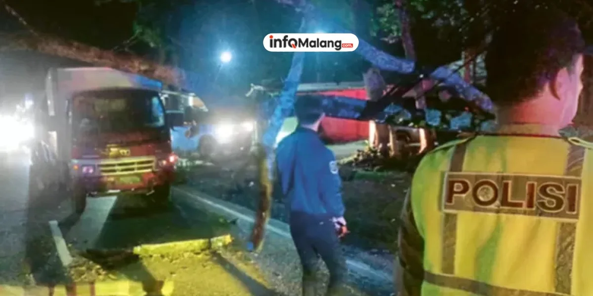 Pohon Sengon Roboh Tutup Jalur Malang-Kediri Selama Tiga Jam