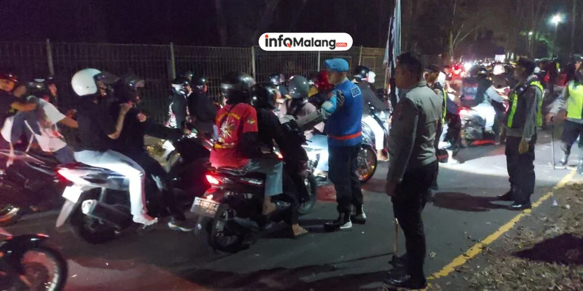 Polisi Bubarkan Simpatisan PSHT yang Tutup Jalan Raya Karangkates Sumberpucung Malang