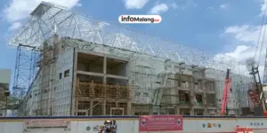 Proyek Pemasangan Atap Tribun Stadion Kanjuruhan Ditargetkan Rampung dalam Tiga Pekan