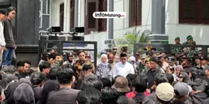 Rendra Masdrajad Safaat Bersama Pimpinan DPRD Kota Malang Temui Mahasiswa Aksi Demo di Depan Gedung Dewan
