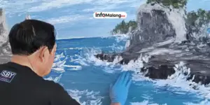 SBY dan Pelukis Jerman Christopher Lehmpfuhl Abadikan Pesona Pantai Klayar dengan Finger Painting