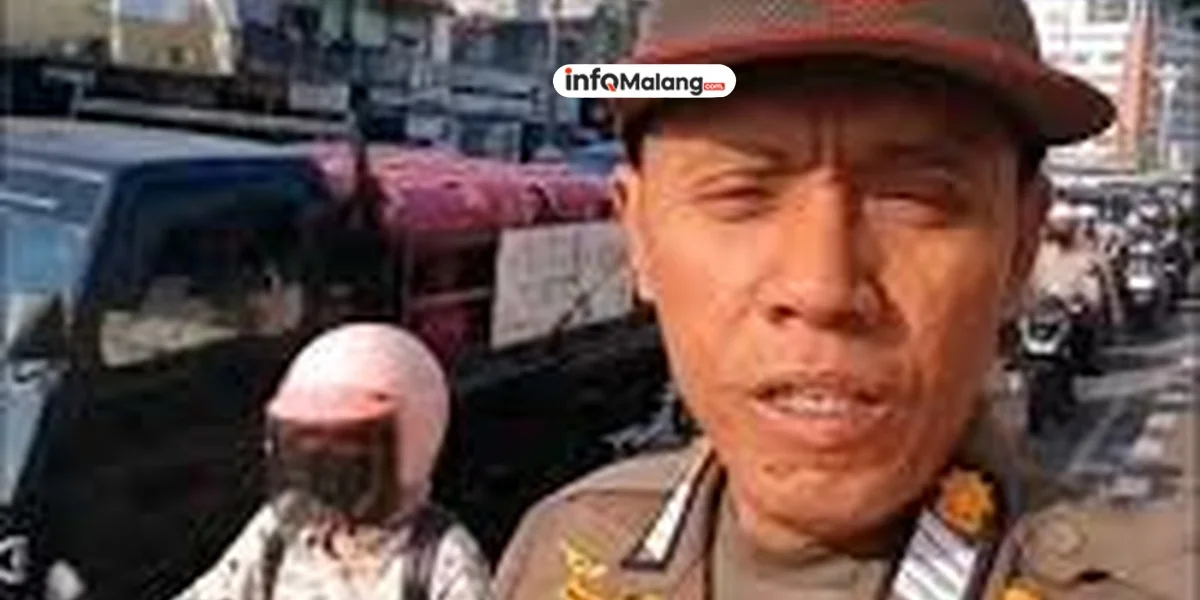 Salfok! Bapak Satpol PP Ini Tegur Pemotor yang Naik Trotoar Pakai Bahasa Inggris