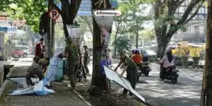 Satpol PP Kota Malang Lakukan Penertiban Reklame Insidentil