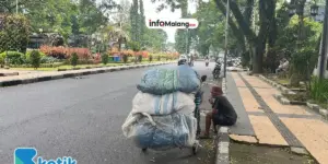 Satpol PP Kota Malang Tertibkan PKL di Jalan Veteran