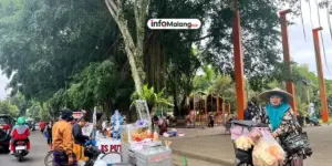 Satpol PP Kota Malang Tertibkan PKL di Kawasan Alun-Alun Merdeka