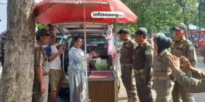 Satpol PP Malang Tertibkan PKL yang Berjualan di Atas Trotoar Jalan Veteran