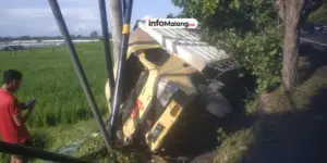 Sebuah Truk Terguling di Flyover Kotalama Malang pada Senin Sore