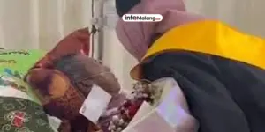 Sedih! Mahasiswa Ini Setelah Wisuda Datangi Ayah yang Sedang Terbaring Sakit