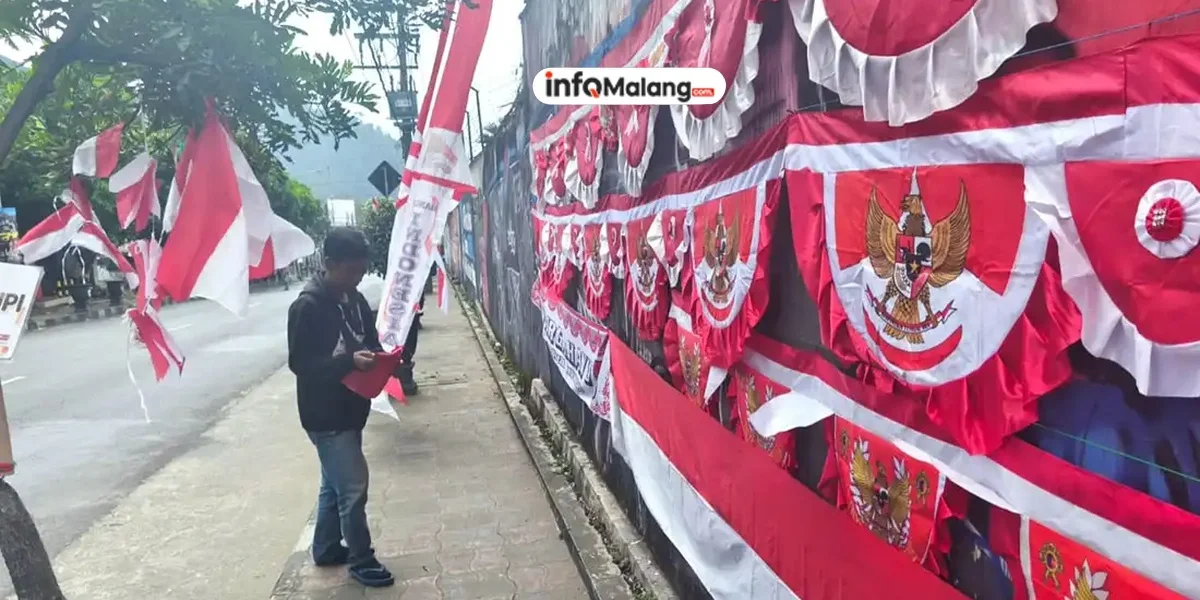 Suasana Jelang HUT RI ke-80, Pedagang Bendera Musiman Asal Garut Serbu Kota Batu