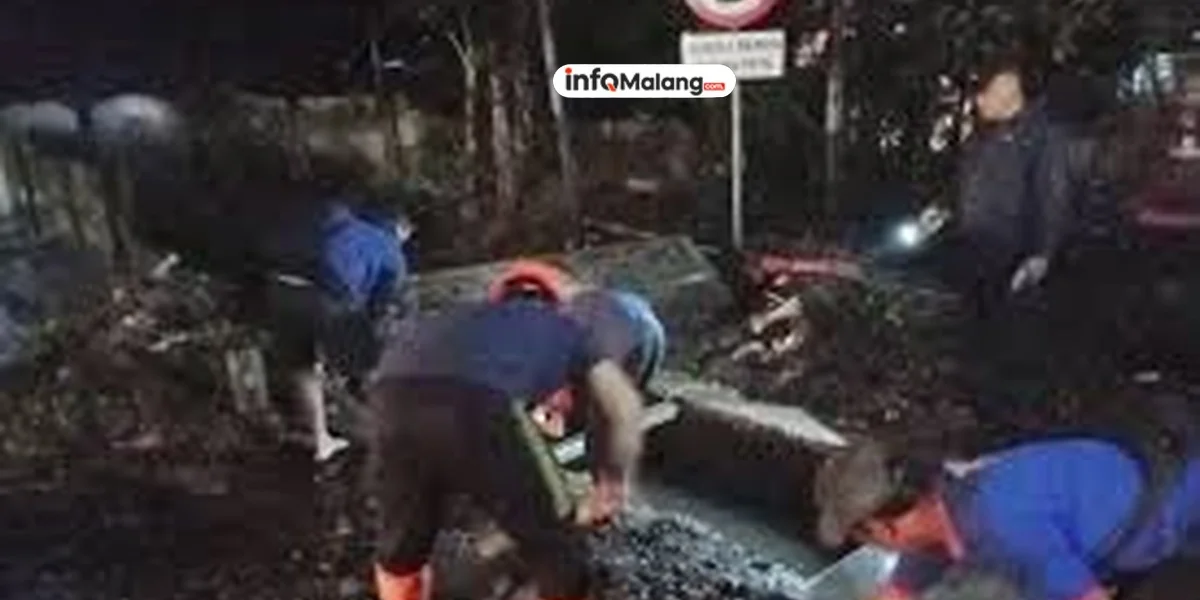 Tersumbat Sampah Jadi Pemicu Amblesnya Jalan di Ardimulyo Singosari, Warga Dialihkan