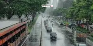 Tertutup Kabut, Cewek Ini Perlihatkan Suasana Jakarta Saat Hujan Deras dari Atas Gedung Kantornya