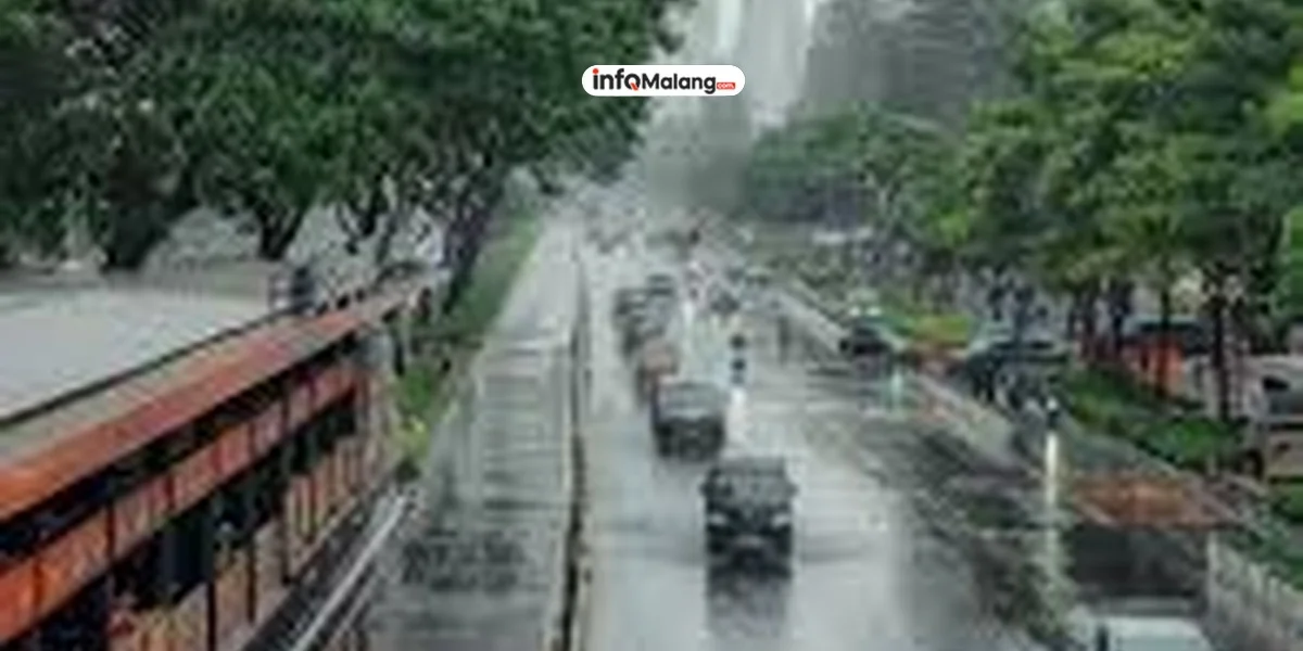 Tertutup Kabut, Cewek Ini Perlihatkan Suasana Jakarta Saat Hujan Deras dari Atas Gedung Kantornya